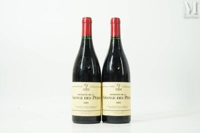 deux bouteilles de vin rouge posées sur une table blanche