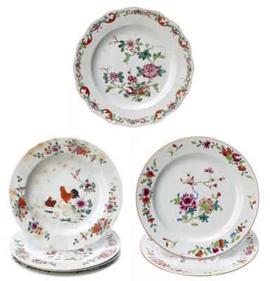 trois assiettes ornées de fleurs et d'oiseaux sur un fond blanc