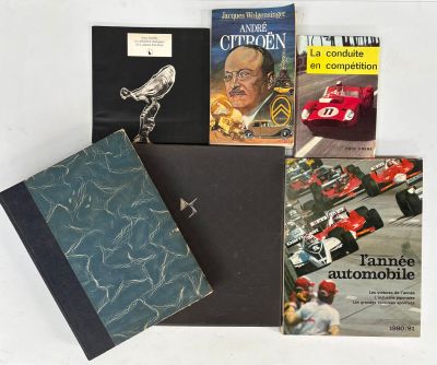 plusieurs livres sont posés les uns à côté des autres sur une surface blanche