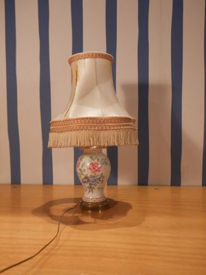 une lampe posée sur une table et munie d'un abat-jour
