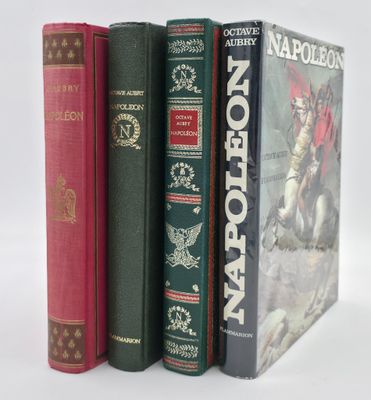 trois livres posés l'un à côté de l'autre sur une table