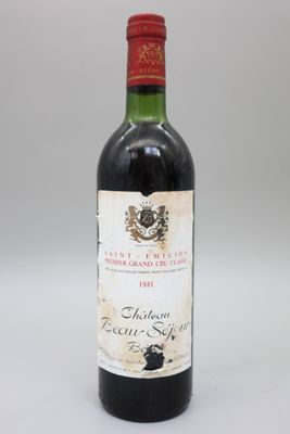 une bouteille de vin rouge posée sur une table blanche