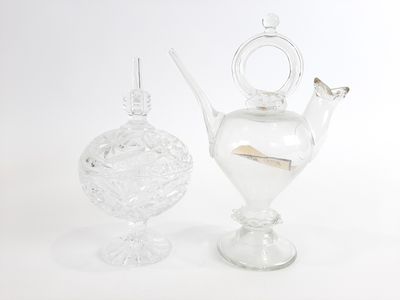 deux vases en verre placés l'un à côté de l'autre