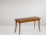 une petite table avec un plateau en bois posé sur un plan de travail blanc