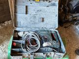 une boîte à outils contenant des outils, posée sur le sol