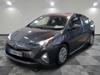 La Toyota Prius est garée sur un sol en carrelage à damier.