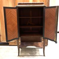 Meuble d’appui en bois de placage marqueté de croisillons et… (photo 2)