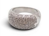gros plan d'une bague en diamant sur fond blanc