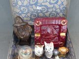 une valise contenant un grand nombre d'objets