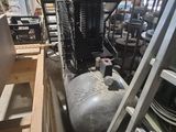 une machine placée au milieu d'une pièce
