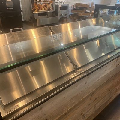 un comptoir avec une vitrine en verre au milieu