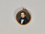 portrait d'un homme en smoking et nœud papillon
