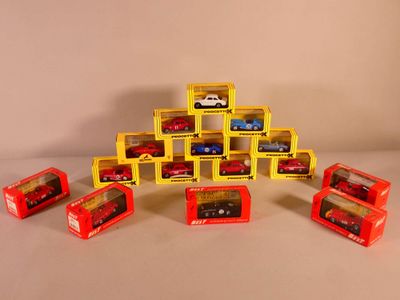 une pile de petites voitures posées sur une table