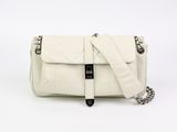 le petit sac blanc est posé sur une surface blanche