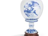 vase bleu et blanc avec un socle en bois sur fond blanc