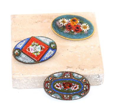 3 BROCHES ovale en métal et micro-mosaïque à décor floral. - Photo 1