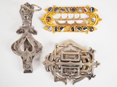 Ensemble comprenant : - une boucle de ceinture en métal doré… - Photo 1