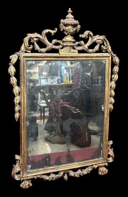 un miroir posé par terre devant un fond noir