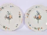 deux assiettes ornées de fleurs, posées sur un fond blanc