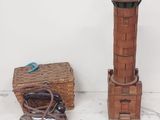 une petite tour d'éclairage en bois à côté d'un panier et d'une paire de ciseaux