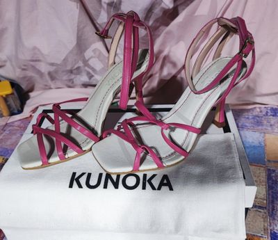 Chaussures Kunoka neuves, dans la boite d'origine.