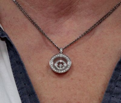 une femme qui porte un collier orné de diamants