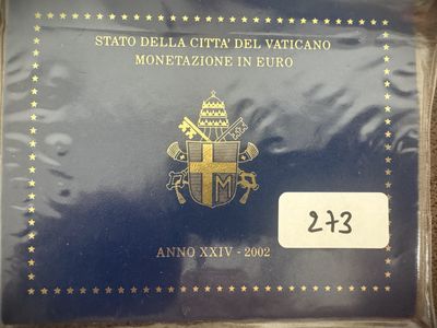 un gros plan d'une pièce de monnaie sur laquelle figure un blason