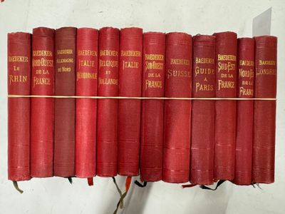 de nombreux livres rouges empilés les uns sur les autres sur une étagère