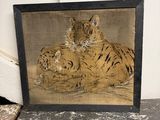 tableau représentant un tigre se reposant par terre devant un mur blanc