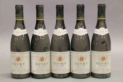 six bouteilles de vin sont alignées dans une rangée