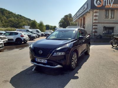 un SUV Nissan noir garé devant un immeuble