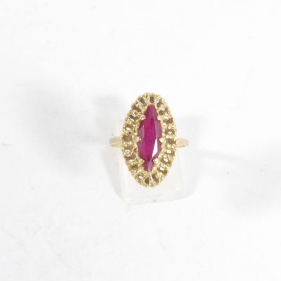 gros plan d'une bague en or avec une pierre rose
