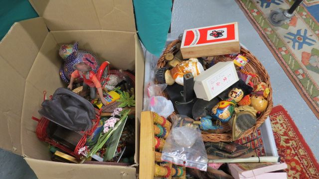 Lot de 2 caisses de jouets et décorations 