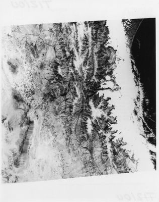 une vieille photo en noir et blanc représentant un paysage enneigé