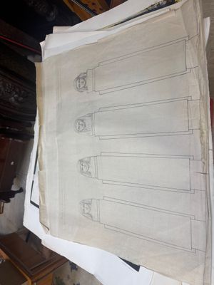 beaucoup de papiers posés sur une table