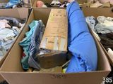 une boîte en carton remplie de vêtements et un parapluie bleu