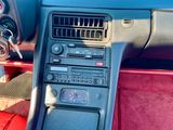 le tableau de bord d'une voiture équipé d'une horloge et d'une radio