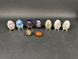 un ensemble de sept œufs miniatures ornés de motifs variés