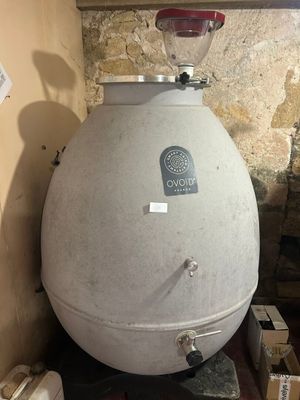un grand réservoir blanc posé sur une table dans une pièce