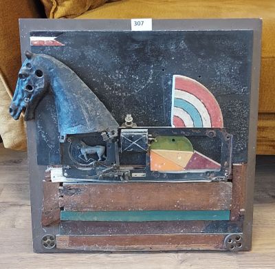 une photo d'un cheval exposée dans une pièce