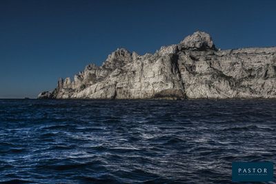 un gros rocher au milieu de l'océan
