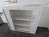 une armoire blanche surmontée d'un miroir