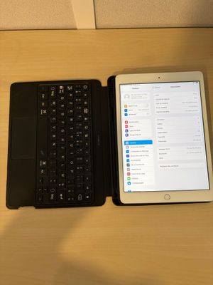 une tablette et un ordinateur portable posés côte à côte sur un bureau