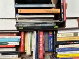 plusieurs livres empilés sur une étagère