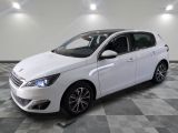 la voiture blanche est garée sur un carrelage à carreaux