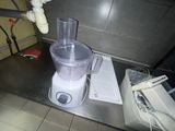 un mixeur posé sur un comptoir