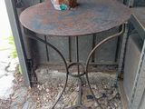 une petite table sur laquelle est posé un gâteau, dans un coin d'un immeuble