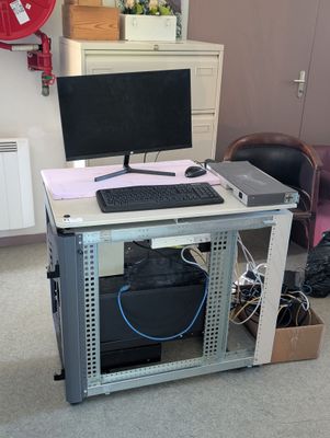 Système baie de brassage comprenant un écran, un clavier, un…