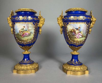 paire de vases bleus et dorés ornés de figures peintes
