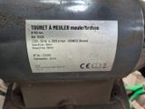 une photo d'une machine sur laquelle est apposée une étiquette